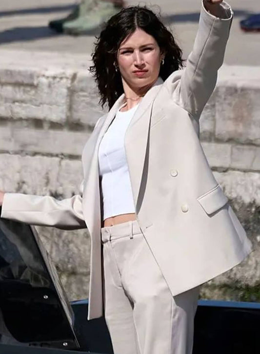 Úrsula Corberó White Blazer